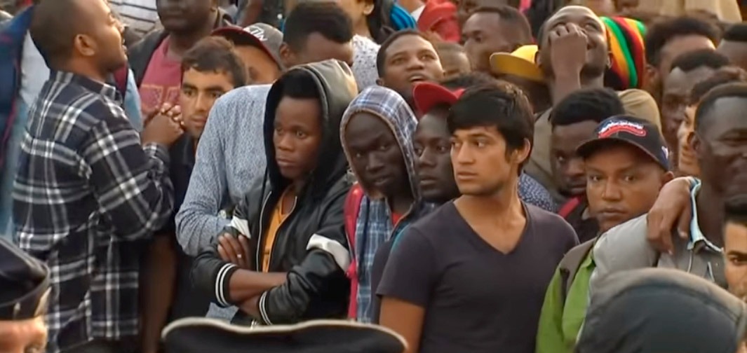 Migranter i Paris har varit ett stort bekymmer under flera år. Stillbild: France24