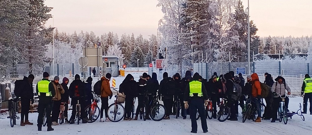 Att migranterna cyklat den sista biten antas bero på att ryska myndigheter bussat dem nära gränsen och sedan försett dem med cyklar för att plåga Finland med dem. Varför de skulle vara en mindre plåga om de kommer från något annat håll har hittills inte förklarats. Foto: Finska gränsbevakningen via X