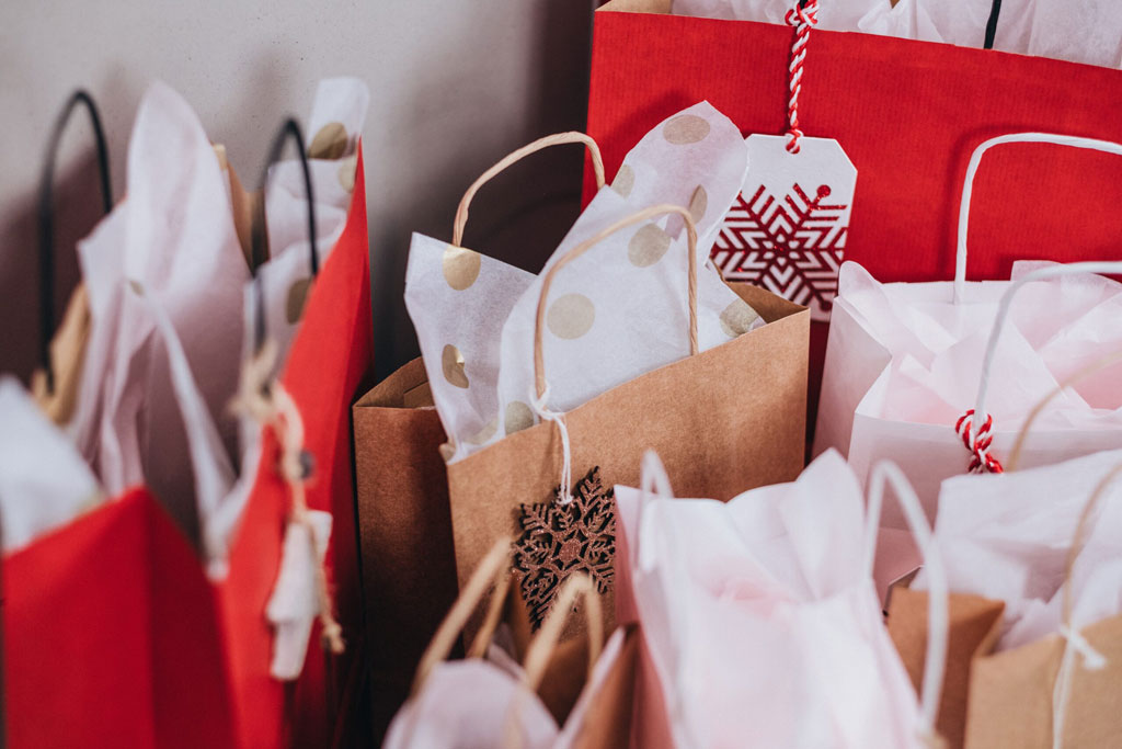 Dragkamp mellan butikerna i julhandeln för att locka över kunderna som har allt större hål i plånboken samtidigt som ingen vill gå miste om julklassikerna. Foto: Freestocks